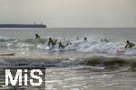 05.09.2023, Irland Land und Leute, Surfer- und Kstenstadt Tramore bei Waterford (Irland) im Sdosten im County Waterford.  Eine Surfergruppe mit Schlern bei einem Surfkurs