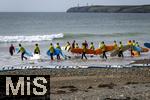 05.09.2023, Irland Land und Leute, Surfer- und Kstenstadt Tramore bei Waterford (Irland) im Sdosten im County Waterford.  Eine Surfergruppe mit Schlern bei einem Surfkurs 