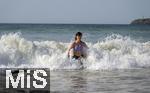 05.09.2023, Irland Land und Leute, Surfer- und Kstenstadt Tramore bei Waterford (Irland) im Sdosten. Mdchen badet in der Brandung im Atlantischen Ozean.