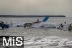 05.09.2023, Irland Land und Leute, Surfer- und Kstenstadt Tramore bei Waterford (Irland) im Sdosten im County Waterford.  Eine Surfergruppe mit Schlern bei einem Surfkurs 