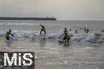 05.09.2023, Irland Land und Leute, Surfer- und Kstenstadt Tramore bei Waterford (Irland) im Sdosten im County Waterford.  Eine Surfergruppe mit Schlern bei einem Surfkurs