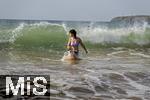 05.09.2023, Irland Land und Leute, Surfer- und Kstenstadt Tramore bei Waterford (Irland) im Sdosten im County Waterford.  Mdchen badet in der Brandung des Atlanischen Ozeans. 