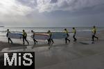 05.09.2023, Irland Land und Leute, Surfer- und Kstenstadt Tramore bei Waterford (Irland) im Sdosten im County Waterford.  Eine Surfergruppe mit Schlern bei einem Surfkurs 