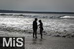 05.09.2023, Irland Land und Leute, Surfer- und Kstenstadt Tramore bei Waterford (Irland) im Sdosten. Mutter und Tochter stehen am Strand im Wasser.