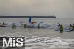 05.09.2023, Irland Land und Leute, Surfer- und Kstenstadt Tramore bei Waterford (Irland) im Sdosten im County Waterford.  Eine Surfergruppe mit Schlern bei einem Surfkurs 