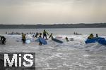 05.09.2023, Irland Land und Leute, Surfer- und Kstenstadt Tramore bei Waterford (Irland) im Sdosten im County Waterford.  Eine Surfergruppe mit Schlern bei einem Surfkurs