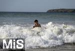 05.09.2023, Irland Land und Leute, Surfer- und Kstenstadt Tramore bei Waterford (Irland) im Sdosten. Mdchen badet in der Brandung im Atlantischen Ozean. 