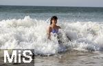 05.09.2023, Irland Land und Leute, Surfer- und Kstenstadt Tramore bei Waterford (Irland) im Sdosten. Mdchen badet in der Brandung im Atlantischen Ozean.