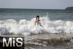 05.09.2023, Irland Land und Leute, Surfer- und Kstenstadt Tramore bei Waterford (Irland) im Sdosten im County Waterford.  Mdchen badet in der Brandung des Atlanischen Ozeans. 