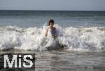 05.09.2023, Irland Land und Leute, Surfer- und Kstenstadt Tramore bei Waterford (Irland) im Sdosten. Mdchen badet in der Brandung im Atlantischen Ozean.