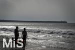 05.09.2023, Irland Land und Leute, Surfer- und Kstenstadt Tramore bei Waterford (Irland) im Sdosten. Mutter und Tochter stehen am Strand im Wasser und schauen aufs Meer hinaus.