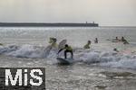 05.09.2023, Irland Land und Leute, Surfer- und Kstenstadt Tramore bei Waterford (Irland) im Sdosten im County Waterford.  Eine Surfergruppe mit Schlern bei einem Surfkurs