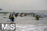 05.09.2023, Irland Land und Leute, Surfer- und Kstenstadt Tramore bei Waterford (Irland) im Sdosten im County Waterford.  Eine Surfergruppe mit Schlern bei einem Surfkurs 