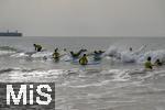 05.09.2023, Irland Land und Leute, Surfer- und Kstenstadt Tramore bei Waterford (Irland) im Sdosten im County Waterford.  Eine Surfergruppe mit Schlern bei einem Surfkurs