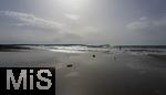 05.09.2023, Irland Land und Leute, Surfer- und Kstenstadt Tramore bei Waterford (Irland) im Sdosten. Einsamer Spaziergnger am Strand  