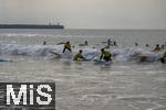 05.09.2023, Irland Land und Leute, Surfer- und Kstenstadt Tramore bei Waterford (Irland) im Sdosten im County Waterford.  Eine Surfergruppe mit Schlern bei einem Surfkurs