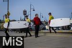 05.09.2023, Irland Land und Leute, Surfer- und Kstenstadt Tramore bei Waterford (Irland) im Sdosten im County Waterford.  Eine Surfergruppe mit Schlern auf dem Weg zu einem Surfkurs