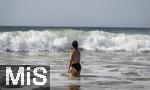 05.09.2023, Irland Land und Leute, Surfer- und Kstenstadt Tramore bei Waterford (Irland) im Sdosten. Mdchen badet in der Brandung im Atlantischen Ozean.