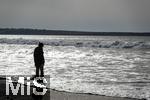 05.09.2023, Irland Land und Leute, Surfer- und Kstenstadt Tramore bei Waterford (Irland) im Sdosten. Einsame Spaziergngerin am Strand  