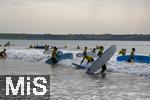 05.09.2023, Irland Land und Leute, Surfer- und Kstenstadt Tramore bei Waterford (Irland) im Sdosten im County Waterford.  Eine Surfergruppe mit Schlern bei einem Surfkurs