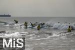 05.09.2023, Irland Land und Leute, Surfer- und Kstenstadt Tramore bei Waterford (Irland) im Sdosten im County Waterford.  Eine Surfergruppe mit Schlern bei einem Surfkurs