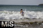 05.09.2023, Irland Land und Leute, Surfer- und Kstenstadt Tramore bei Waterford (Irland) im Sdosten im County Waterford.  Mdchen badet in der Brandung des Atlanischen Ozeans. 