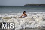 05.09.2023, Irland Land und Leute, Surfer- und Kstenstadt Tramore bei Waterford (Irland) im Sdosten. Mdchen badet in der Brandung im Atlantischen Ozean.