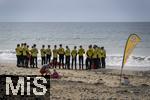 05.09.2023, Irland Land und Leute, Surfer- und Kstenstadt Tramore bei Waterford (Irland) im Sdosten im County Waterford.  Eine Surfergruppe mit Schlern bei einem Surfkurs