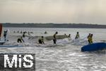 05.09.2023, Irland Land und Leute, Surfer- und Kstenstadt Tramore bei Waterford (Irland) im Sdosten im County Waterford.  Eine Surfergruppe mit Schlern bei einem Surfkurs