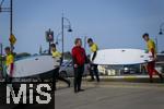 05.09.2023, Irland Land und Leute, Surfer- und Kstenstadt Tramore bei Waterford (Irland) im Sdosten im County Waterford.  Eine Surfergruppe mit Schlern auf dem Weg zu einem Surfkurs