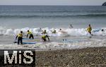 05.09.2023, Irland Land und Leute, Surfer- und Kstenstadt Tramore bei Waterford (Irland) im Sdosten im County Waterford.  Eine Surfergruppe mit Schlern bei einem Surfkurs 