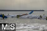 05.09.2023, Irland Land und Leute, Surfer- und Kstenstadt Tramore bei Waterford (Irland) im Sdosten im County Waterford.  Eine Surfergruppe mit Schlern bei einem Surfkurs 