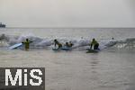 05.09.2023, Irland Land und Leute, Surfer- und Kstenstadt Tramore bei Waterford (Irland) im Sdosten im County Waterford.  Eine Surfergruppe mit Schlern bei einem Surfkurs 