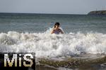 05.09.2023, Irland Land und Leute, Surfer- und Kstenstadt Tramore bei Waterford (Irland) im Sdosten im County Waterford.  Mdchen badet in der Brandung des Atlanischen Ozeans. 