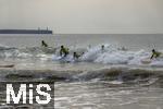 05.09.2023, Irland Land und Leute, Surfer- und Kstenstadt Tramore bei Waterford (Irland) im Sdosten im County Waterford.  Eine Surfergruppe mit Schlern bei einem Surfkurs