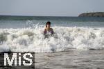 05.09.2023, Irland Land und Leute, Surfer- und Kstenstadt Tramore bei Waterford (Irland) im Sdosten. Mdchen badet in der Brandung im Atlantischen Ozean.