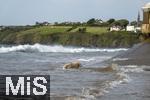 05.09.2023, Irland Land und Leute, Surfer- und Kstenstadt Tramore bei Waterford (Irland) im Sdosten im County Waterford.  Ein Hund badet in der Brandung des Atlantischen Ozeans.