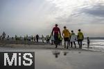 05.09.2023, Irland Land und Leute, Surfer- und Kstenstadt Tramore bei Waterford (Irland) im Sdosten im County Waterford.  Eine Surfergruppe mit Schlern bei einem Surfkurs 