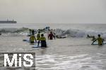 05.09.2023, Irland Land und Leute, Surfer- und Kstenstadt Tramore bei Waterford (Irland) im Sdosten im County Waterford.  Eine Surfergruppe mit Schlern bei einem Surfkurs 