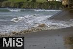 05.09.2023, Irland Land und Leute, Surfer- und Kstenstadt Tramore bei Waterford (Irland) im Sdosten im County Waterford.  Ein Hund badet in der Brandung des Atlantischen Ozeans.