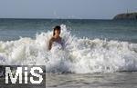 05.09.2023, Irland Land und Leute, Surfer- und Kstenstadt Tramore bei Waterford (Irland) im Sdosten. Mdchen badet in der Brandung im Atlantischen Ozean.