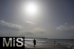 05.09.2023, Irland Land und Leute, Surfer- und Kstenstadt Tramore bei Waterford (Irland) im Sdosten. Einsame Spaziergngerin am Strand 