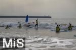 05.09.2023, Irland Land und Leute, Surfer- und Kstenstadt Tramore bei Waterford (Irland) im Sdosten im County Waterford.  Eine Surfergruppe mit Schlern bei einem Surfkurs 