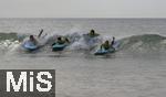 05.09.2023, Irland Land und Leute, Surfer- und Kstenstadt Tramore bei Waterford (Irland) im Sdosten im County Waterford.  Eine Surfergruppe mit Schlern bei einem Surfkurs 