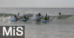 05.09.2023, Irland Land und Leute, Surfer- und Kstenstadt Tramore bei Waterford (Irland) im Sdosten im County Waterford.  Eine Surfergruppe mit Schlern bei einem Surfkurs 