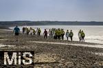 05.09.2023, Irland Land und Leute, Surfer- und Kstenstadt Tramore bei Waterford (Irland) im Sdosten im County Waterford.  Eine Surfergruppe mit Schlern am Strand auf dem Weg zu einem Surfkurs 