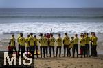 05.09.2023, Irland Land und Leute, Surfer- und Kstenstadt Tramore bei Waterford (Irland) im Sdosten im County Waterford.  Eine Surfergruppe mit Schlern bei einem Surfkurs 