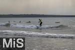 05.09.2023, Irland Land und Leute, Surfer- und Kstenstadt Tramore bei Waterford (Irland) im Sdosten im County Waterford.  Eine Surfergruppe mit Schlern bei einem Surfkurs