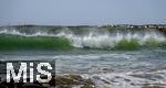 05.09.2023, Irland Land und Leute, Surfer- und Kstenstadt Tramore bei Waterford (Irland) im Sdosten. Wellen und Brandung im Atlantischen Ozean.