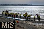 05.09.2023, Irland Land und Leute, Surfer- und Kstenstadt Tramore bei Waterford (Irland) im Sdosten im County Waterford.  Eine Surfergruppe mit Schlern bei einem Surfkurs